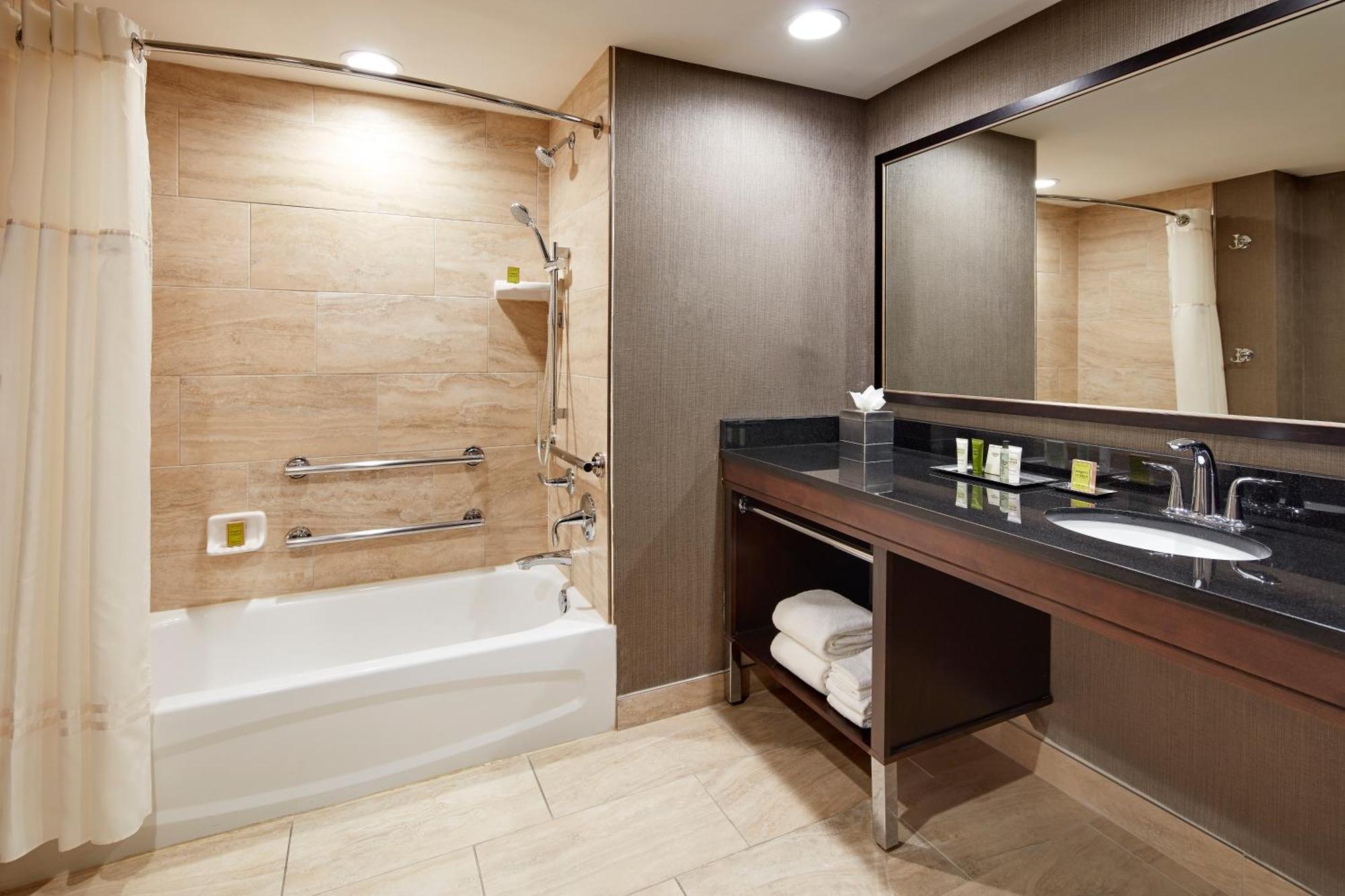 Отель Hilton Houston Plaza/Medical Center Экстерьер фото