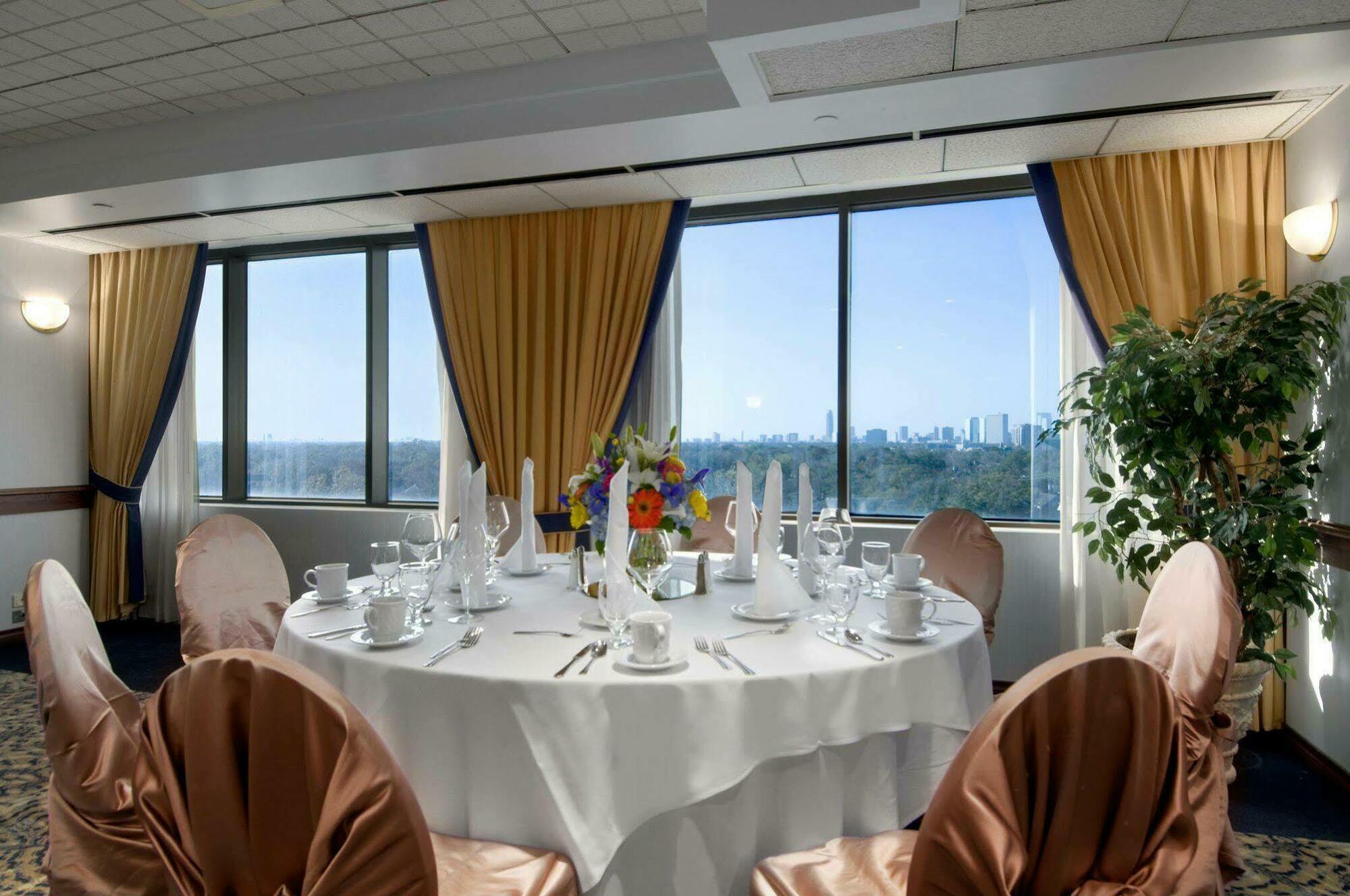 Отель Hilton Houston Plaza/Medical Center Ресторан фото